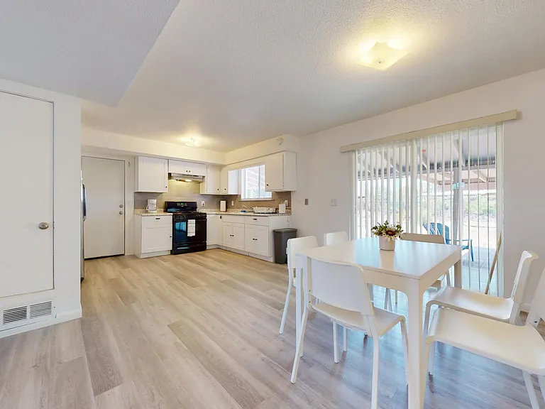 Kitchen & Dinning Area