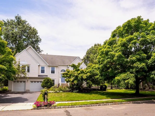 8 Amberfield Rd, Robbinsville, NJ 08691