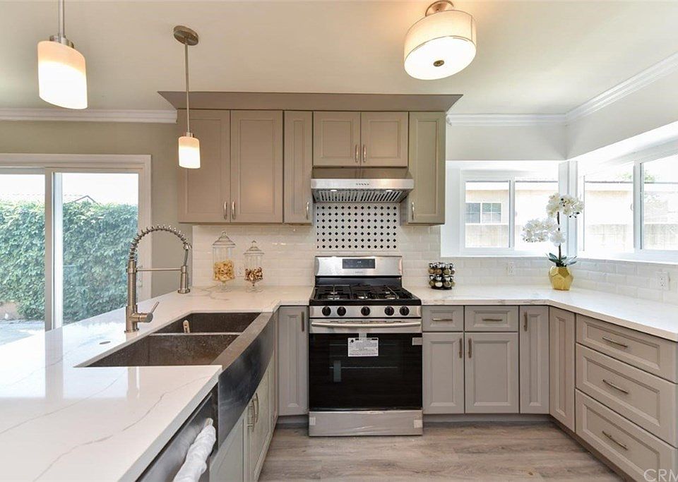 2nd image of 228 E Atara St