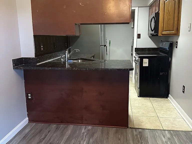 10 King Henry Cir #10 — Photo 1
