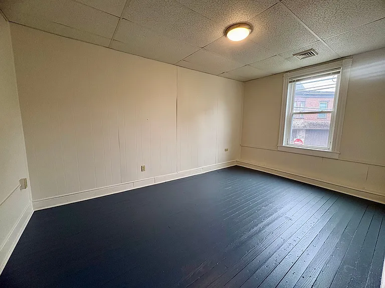 568 Manor St — Photo 11