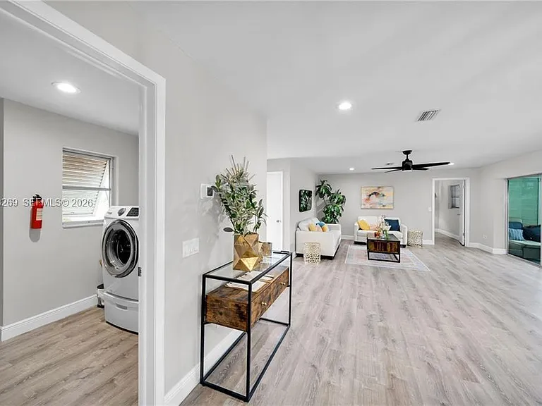 1138 N Lucerne Ave — Photo 8