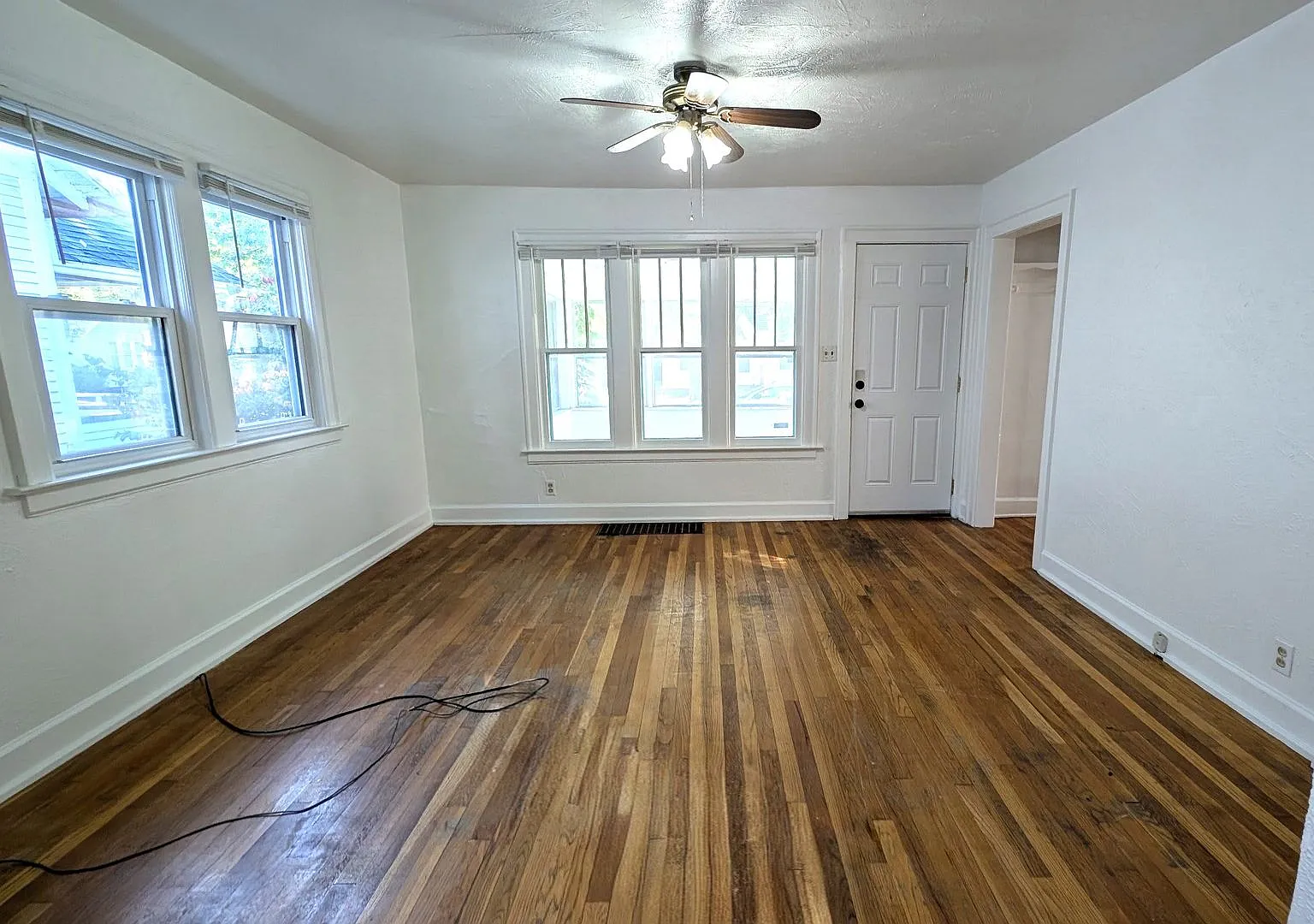 1252 Fleming, 3 bedroom house with basement and garage — Photo 3