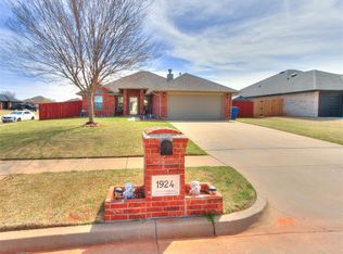 1924 W Flintlock Way, Mustang, OK 73064