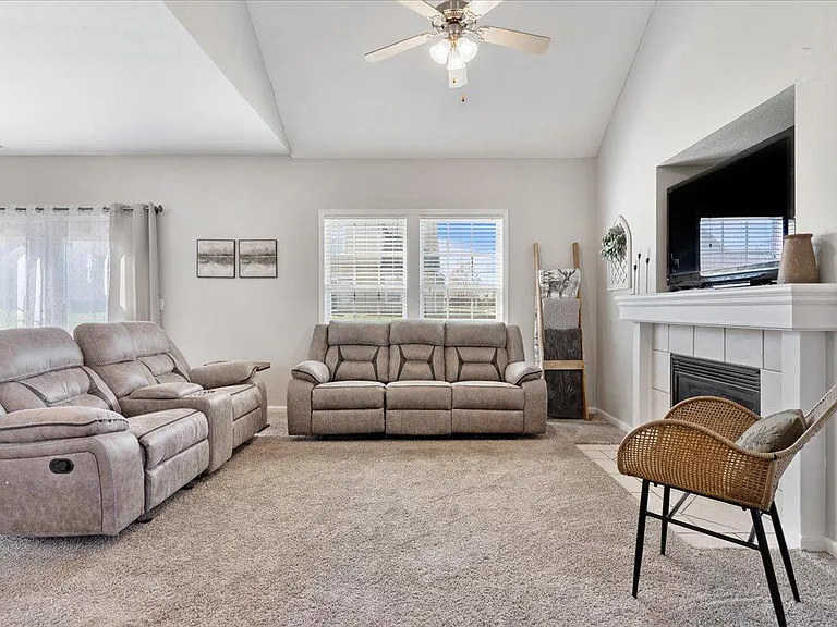 461 Dogwood Ct — Photo 3