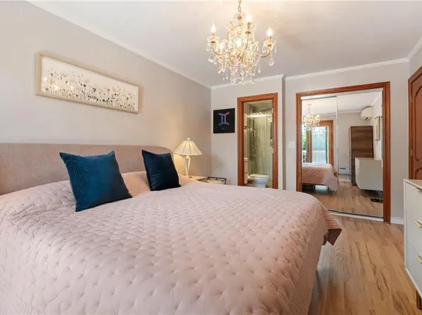 24 Cove Lane image 10 of 26