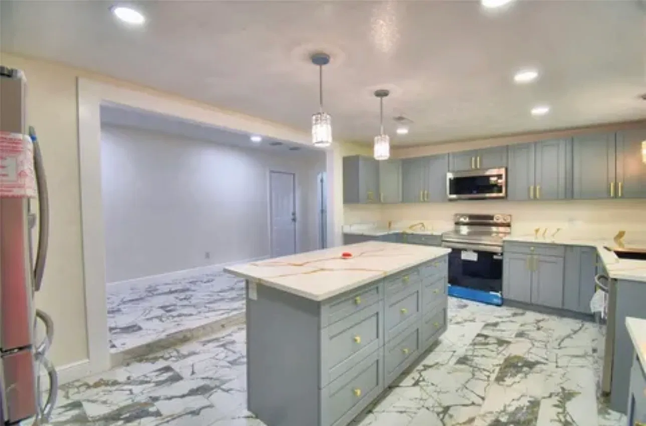 3 bed, 2024 sqft, $2,700 — Photo 2
