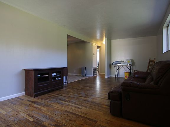 3rd image of 641 Melrose Dr