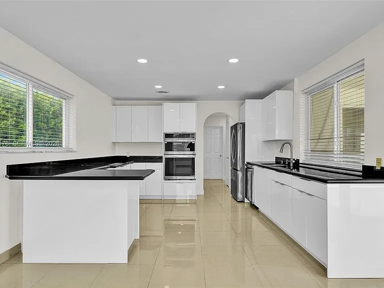 16453 NE 33rd Ave — Photo 2