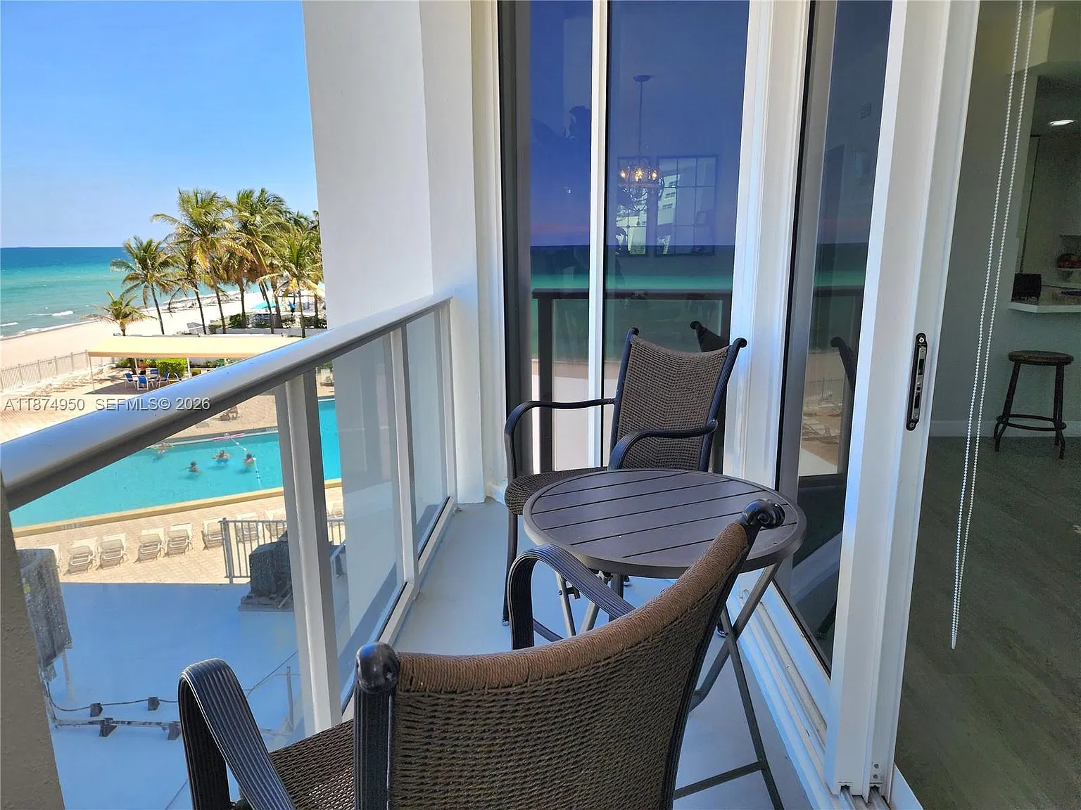 Alexander Towers Condo — Photo 4