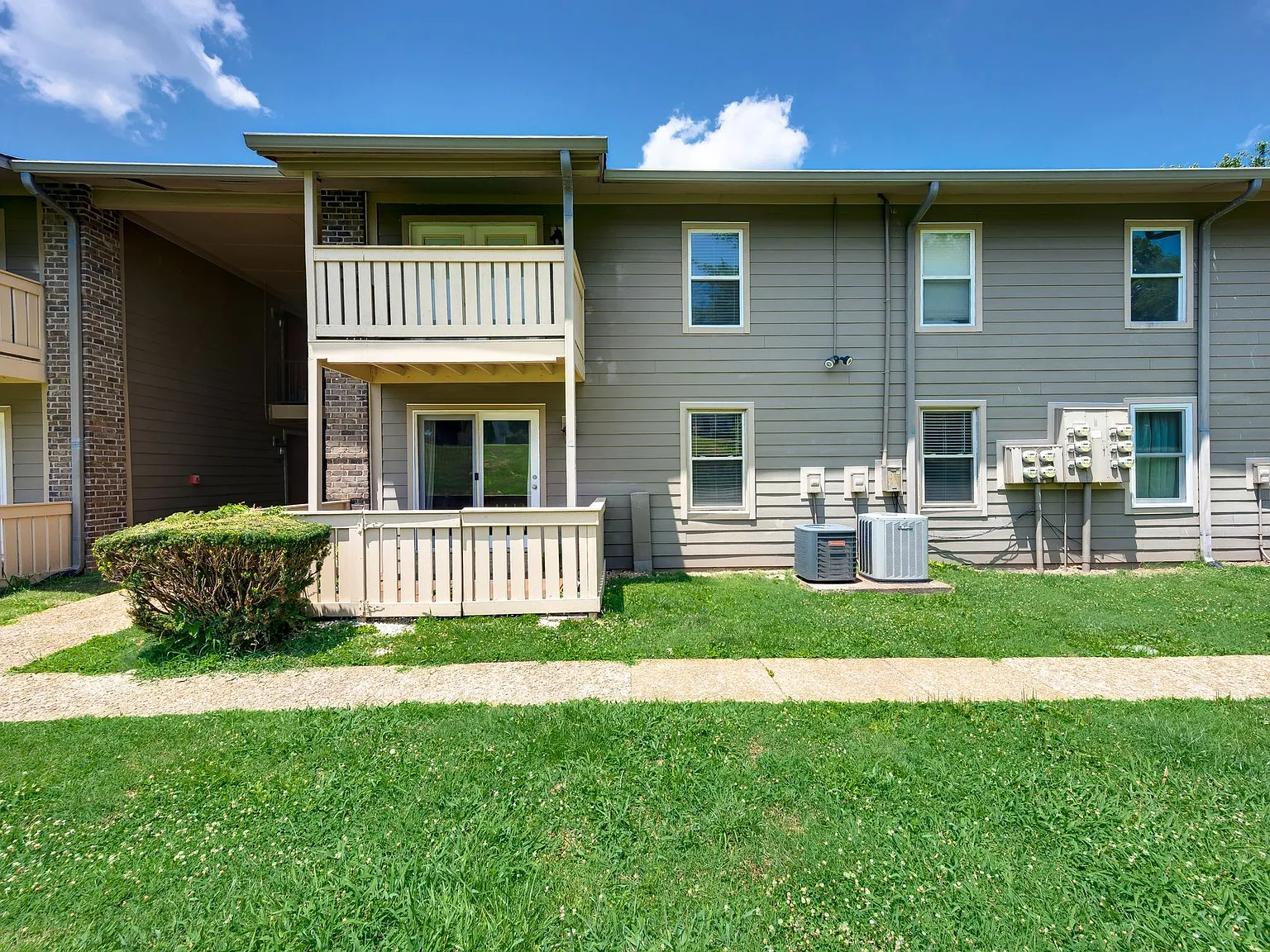 2 bed, 1.0 bath, 918 sqft, $1,500 — Photo 1