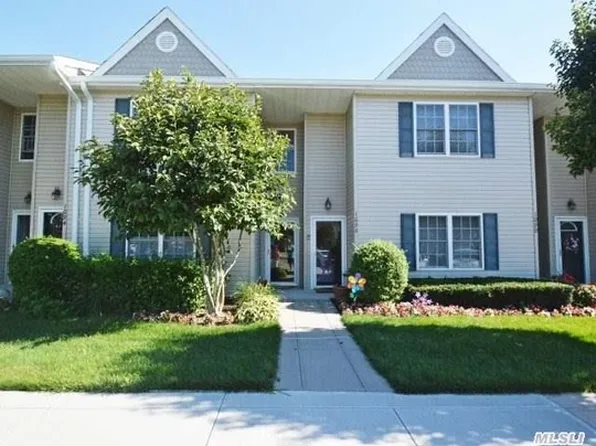 1096 Savoy Dr, Melville, NY 11747