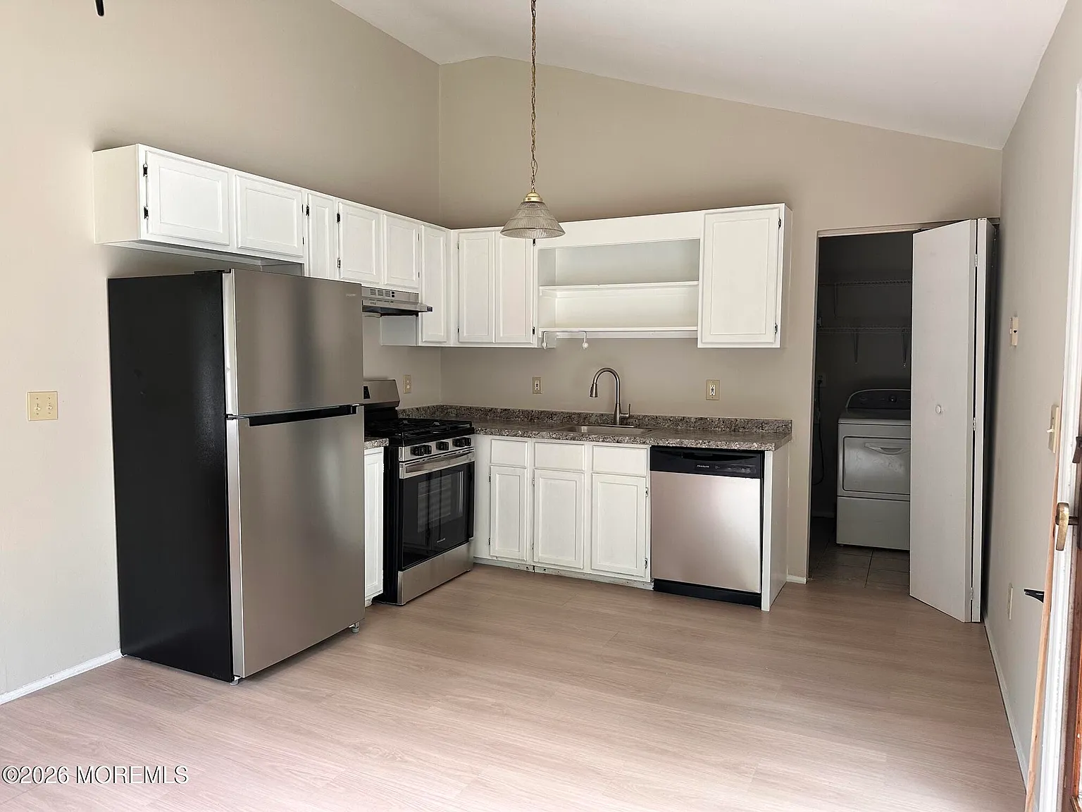 3 bed, 1008 sqft, $3,000 — Photo 4