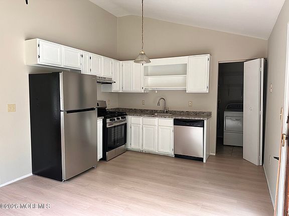 4th image of 30 Walnut St