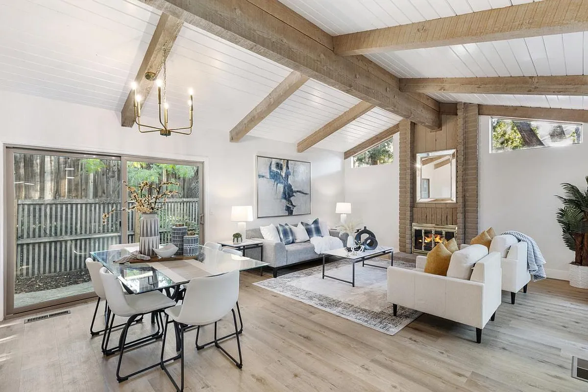 Spacious living room with vaulted ceilings - 10200 Firwood Dr