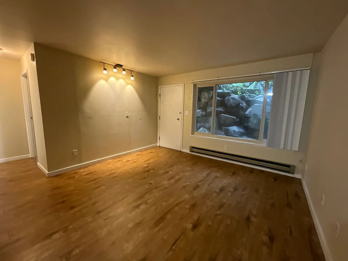 1 Bedroom 1 Bath with Walk-in Closet — Photo 3