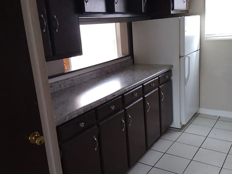 320 E State St #7 — Photo 4