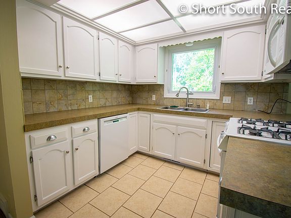 3rd image of 6881 Young Ave NE