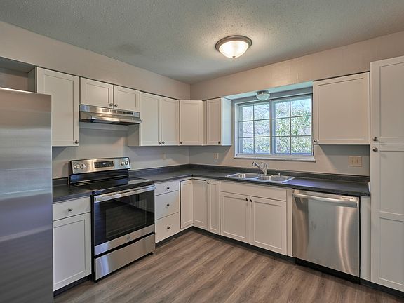 2nd image of 922 Hoover Village Dr #C