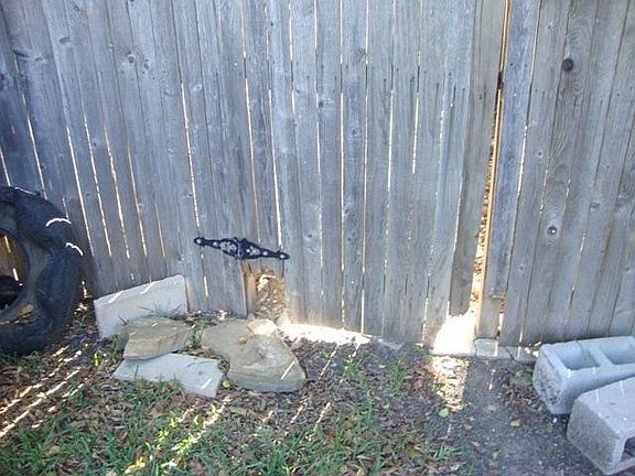 3rd image of 922 Briar Way