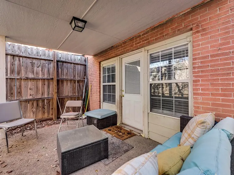 E Avenue J — Photo 16