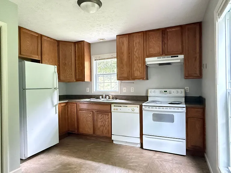 4 Greenbriar Rd #B — Photo 6