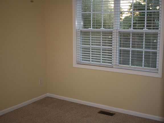 5th image of 130 Lincoln Dr #A