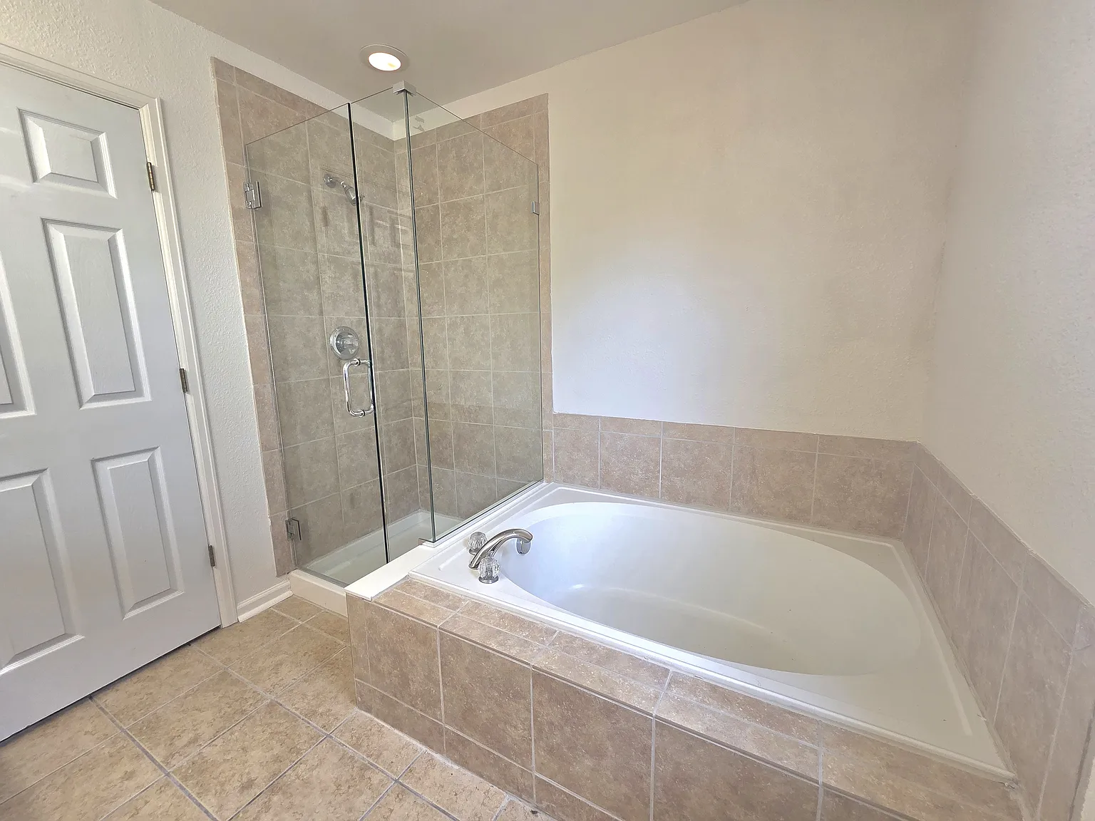 5 bed, $3,300 — Photo 1