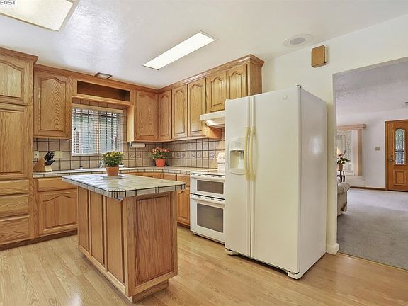 4th image of 21664 Garden Ave