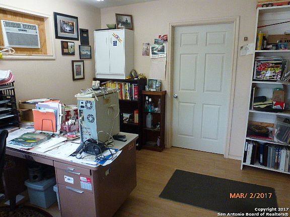 4th image of 213 Whispering Oaks Dr