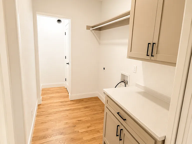 252 E Oklahoma Pl — Photo 8