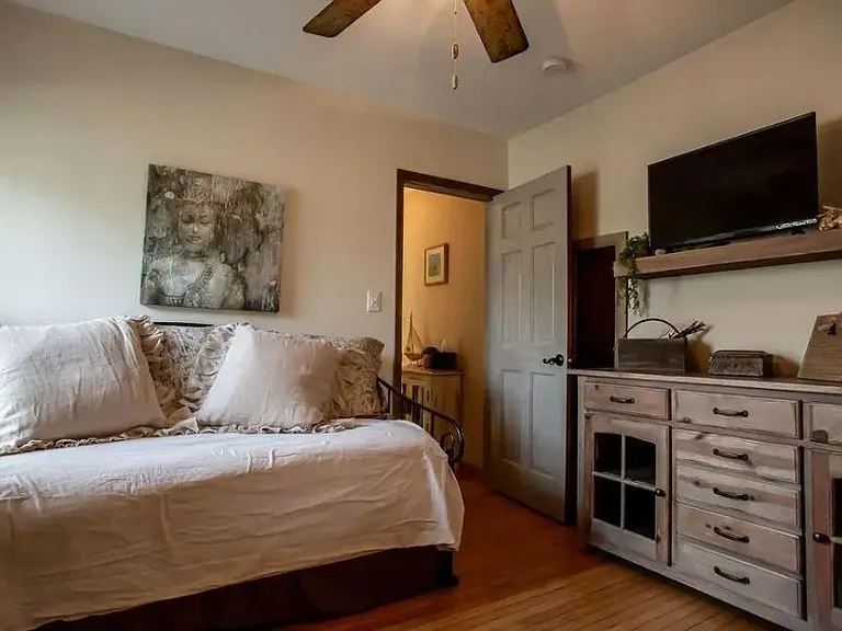 426 Howard Ave — Photo 7