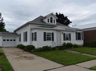 207 W Main St, Riceville, IA 50466