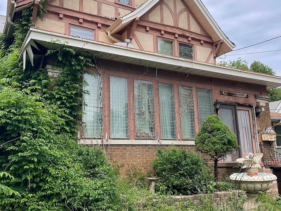 2nd image of 209 E Arcadia Ave