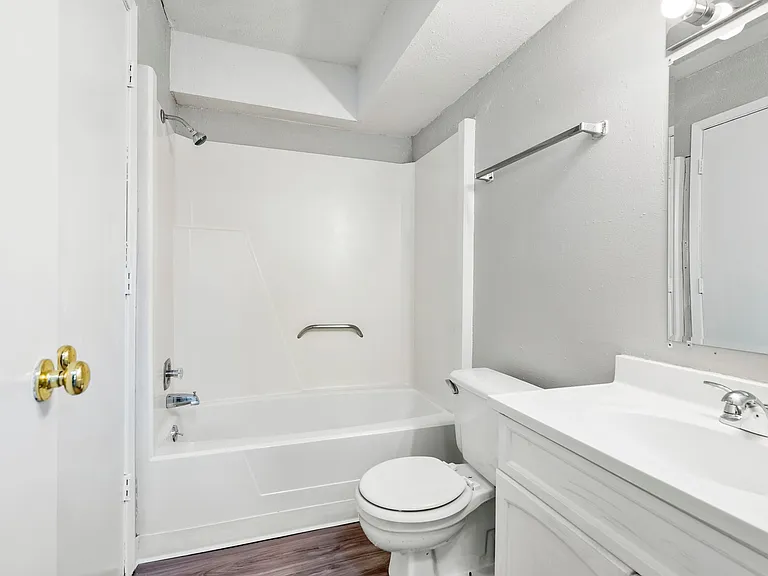 Leavitt Park Apartments - Waterloo, IA — Photo 4