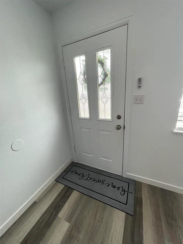 3 bed, 1.5 bath, 1204 sqft, $1,700 — Photo 2