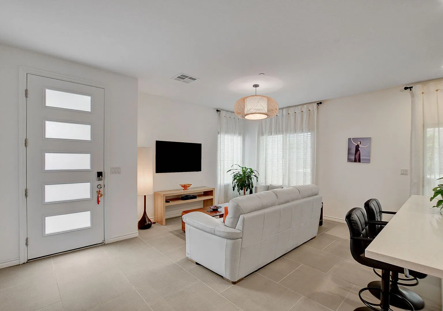 Fully Furnished Modern Townhouse with a Full Bed & Bath Downstairs! — Photo 4