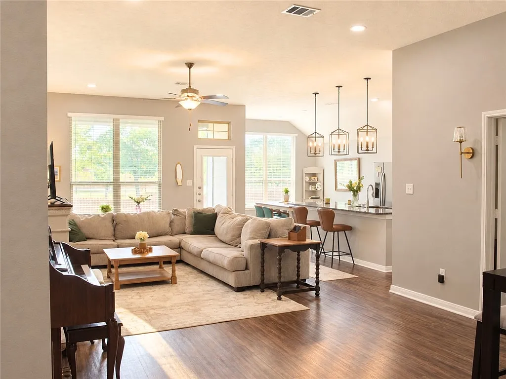 3 bed, 2096 sqft, $2,300 — Photo 2