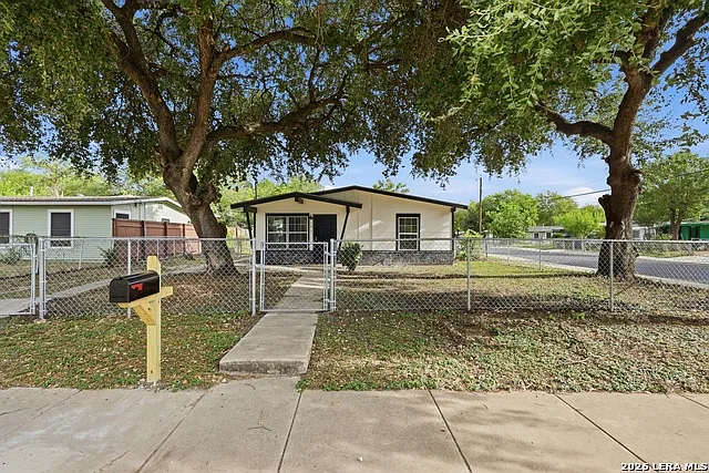 3 bed, 1.0 bath, 930 sqft, $1,400 — Photo 1
