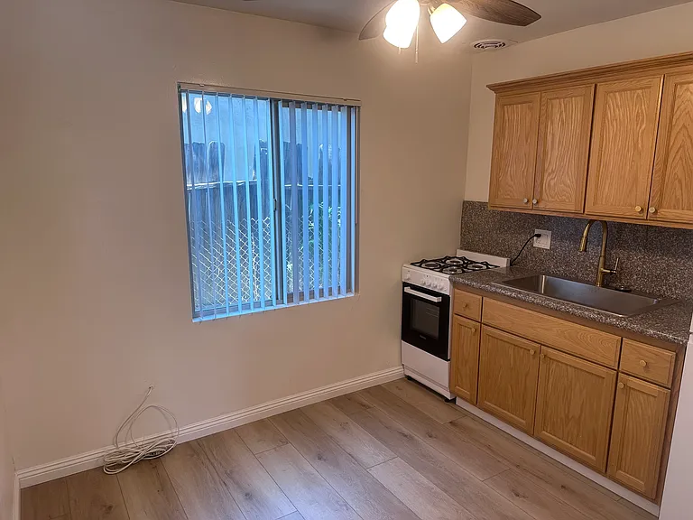 Sussex House Apartments — Photo 50