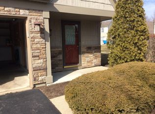 1334 Gloucester Cir, Carol Stream, IL 60188