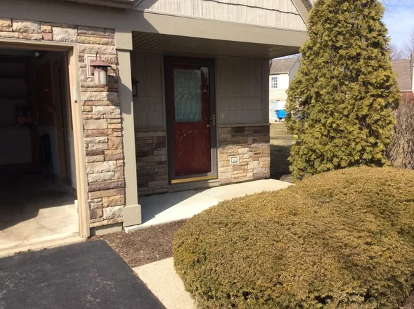 1334 Gloucester Cir, Carol Stream, IL 60188