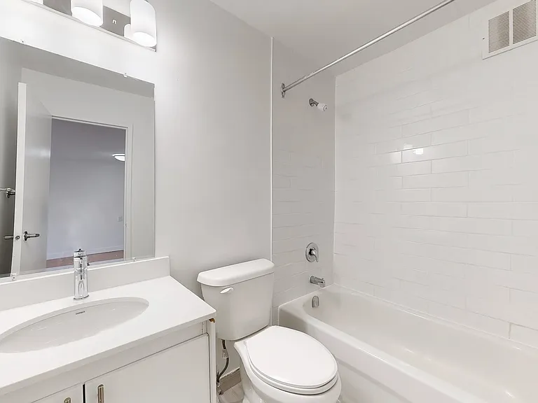 498 Queens Ave — Photo 5