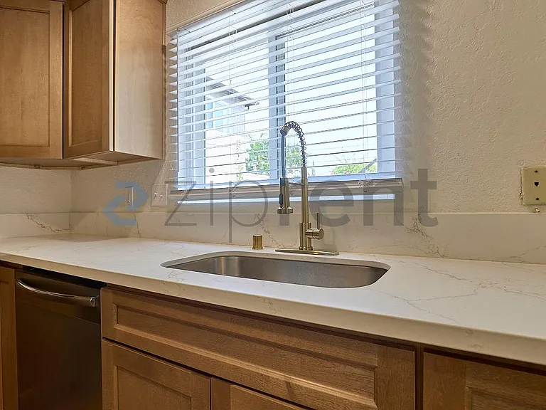 213 E Acacia St #A — Photo 9