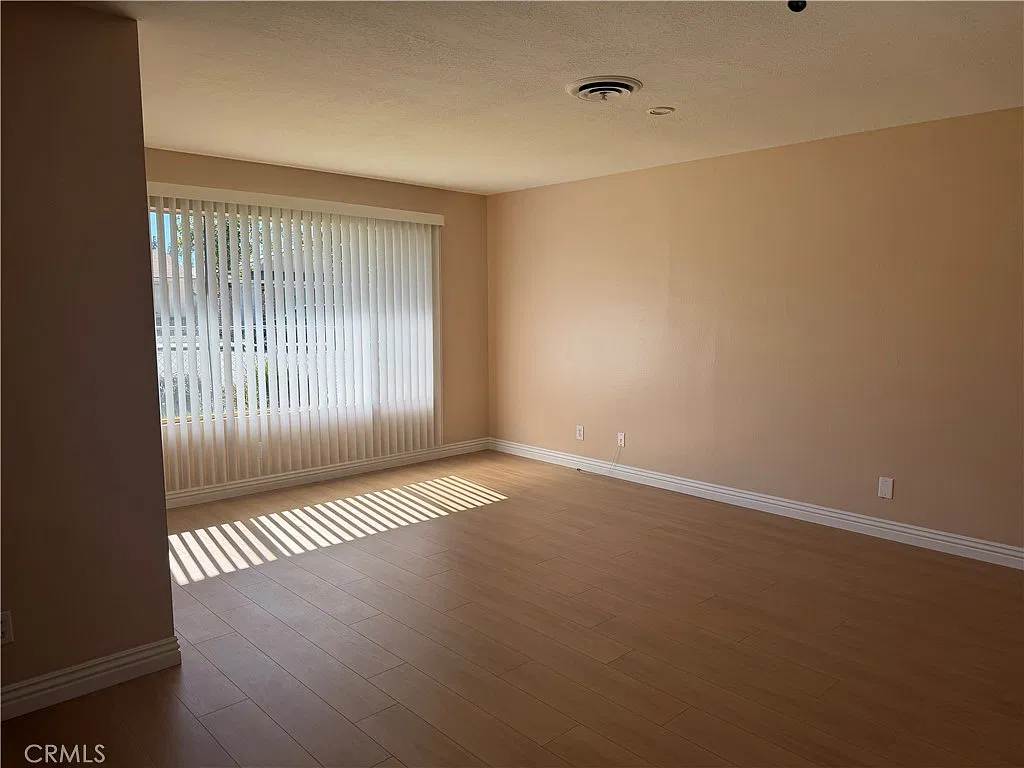 3 bed, 1040 sqft, $2,200 — Photo 2