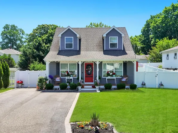 17 Walnut Road, Kings Park, NY 11754