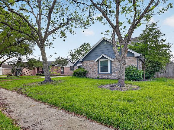3rd image of 417 W Hillary Cir