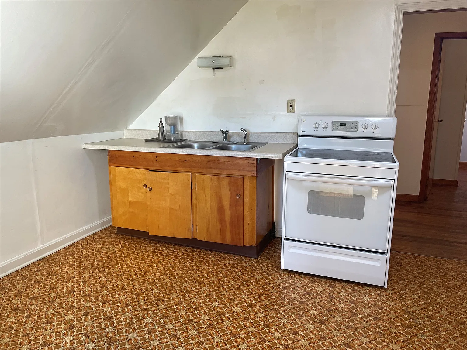 2 bed, 1.0 bath, 725 sqft, $800 — Photo 2