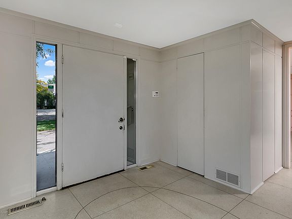 4th image of 3201 Hawthorne Dr