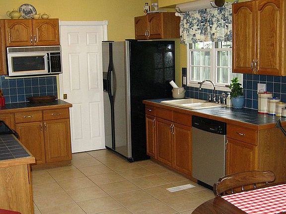 Large Eat-in Kitchen